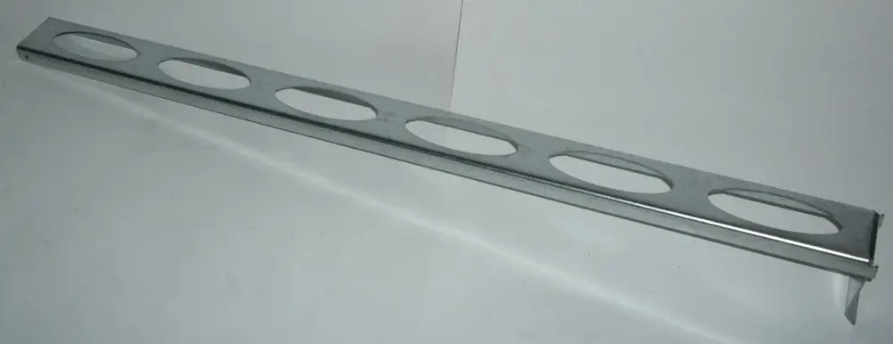 Gerade, metallische Stütze mit mehreren ovalen Öffnungen, geeignet zur Montage bei Daikin-Produkten, präsentiert auf einem hellen Hintergrund.